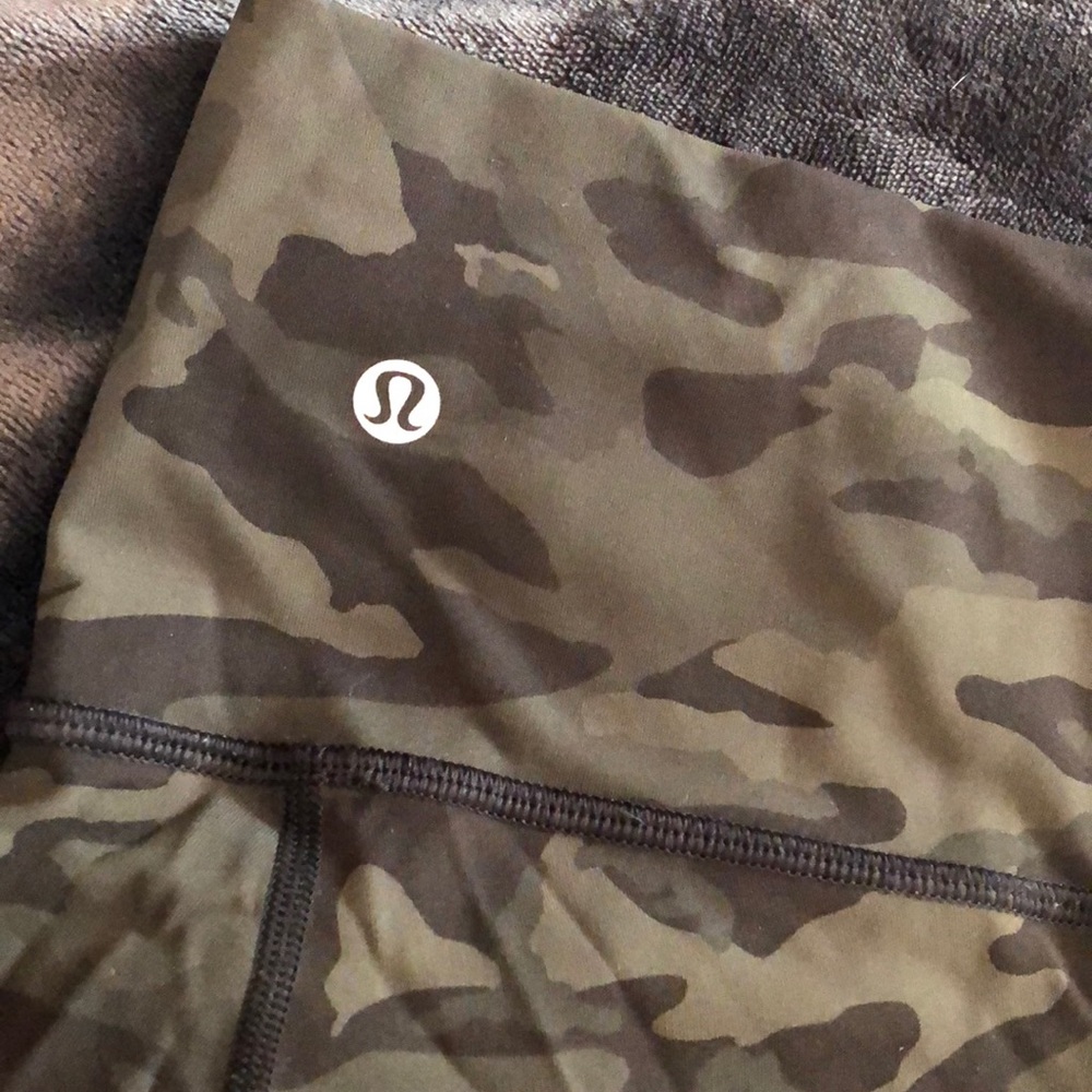 Lululemon wunder under luxtreme crop pants. Size 6